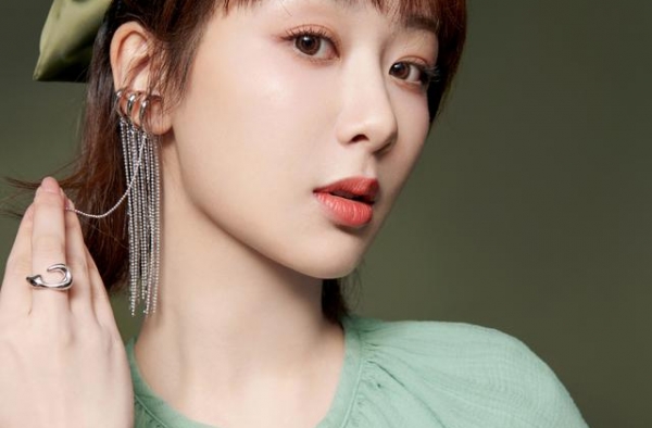 杨紫拿下新代言，抹茶绿衬衫白色A字裙，小猴紫秒变文静淑女