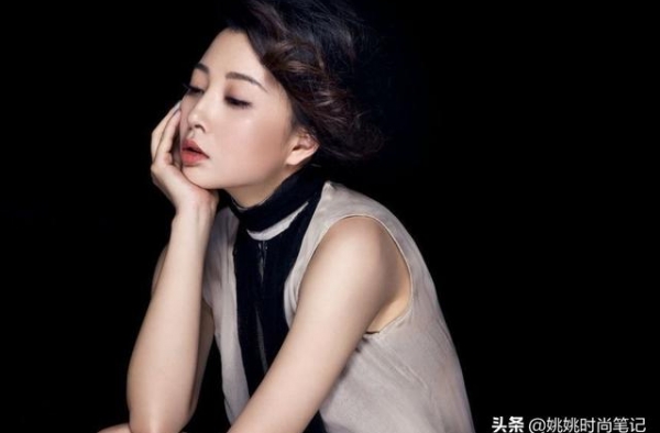 殷桃真时髦！复古牛仔马丁靴，路边摊大片又美又飒！颜值身材爆表