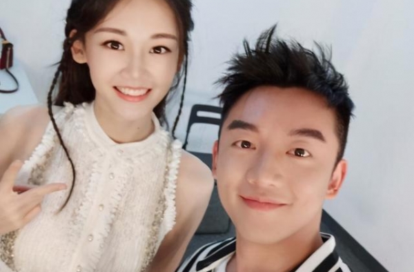郑恺宣布妻子得女，下一秒前女友发文，网友：这错付让人心疼