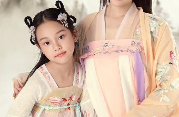 贾乃亮李小璐先后为8岁甜馨庆生，文案还重合，网友喊话二人复婚