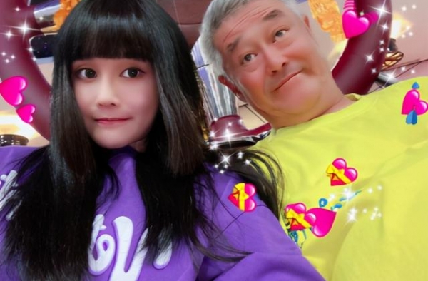 赵本山女儿辟谣全家移民新加坡，自曝高中就赚几百万，却一直节俭