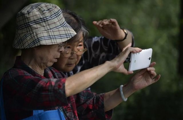 老年女性沉迷社交网络“出轨”明星？偶像是假的，孤独是真的