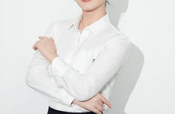 秦海璐出席英雄儿女晚会深情朗诵 拍写真白衣黑裙优雅利落