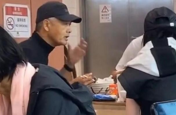 周润发街头低调吃早餐，两鬓斑白显老态，61岁前妻罕曝光