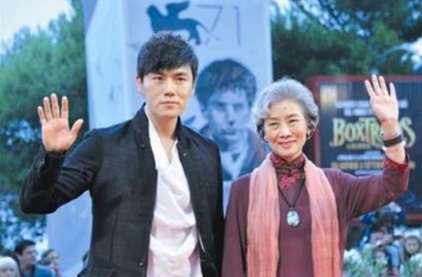 夫妻俩都是资深老戏骨，儿子儿媳也是知名演员，女儿更是让人骄傲