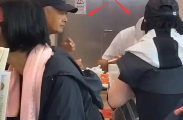 周润发苗侨伟街头吃早餐无人围观，明星也只是普通人