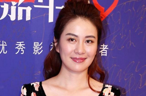 母亲18岁生下她，不准她叫妈妈，情感缺失让她谈恋爱就双商下降