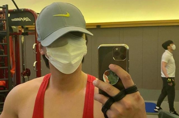 张根硕晒健身照，卧推100公斤，花美男变成肌肉型男