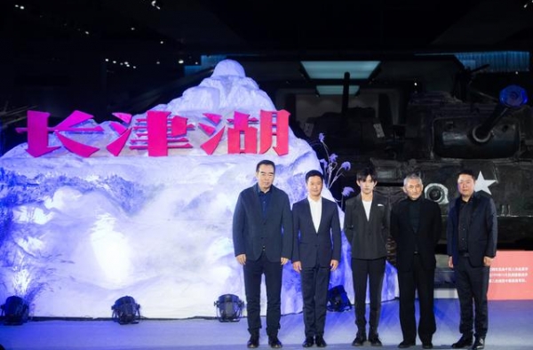 《长津湖》电影开机发布会，吴京易烊千玺合影表情搞怪可爱