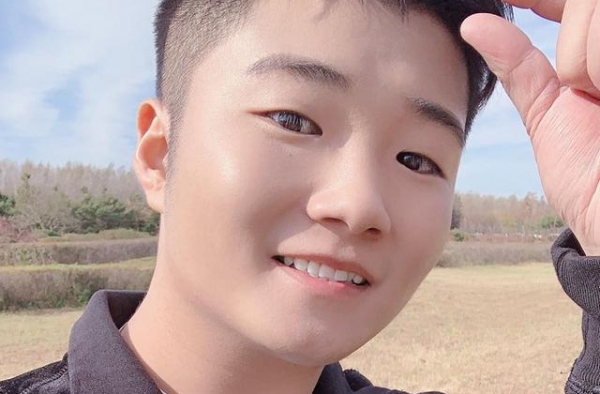 白小白活动现场签约歌手王蓉，张开凤和白小白＂演戏＂？