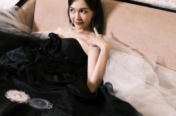 娜扎错发戚薇图秒删，戚薇同操作高情商回应：在逃公主已自投罗网
