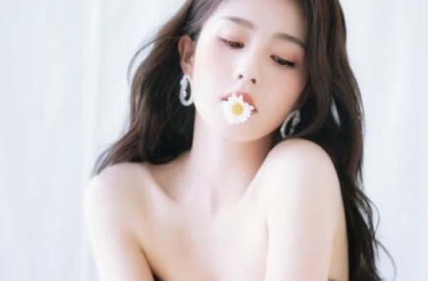 白鹿口含雏菊，以一袭明艳抹胸开叉长裙示人高贵典雅妩媚撩人