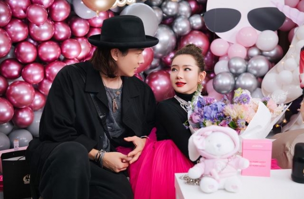 李承铉为戚薇庆生，夫妻俩甜蜜对视晒幸福，结婚6年恩爱如初