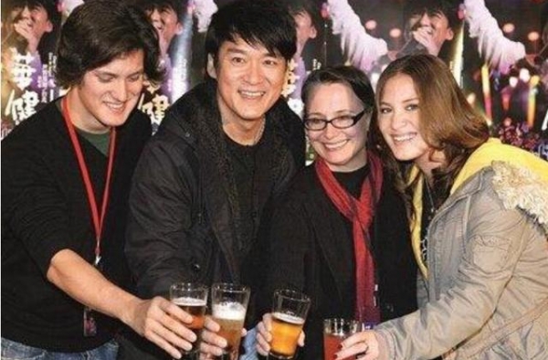 周华健30岁混血儿子近照曝光，帅气漂亮，多领域发展有前途