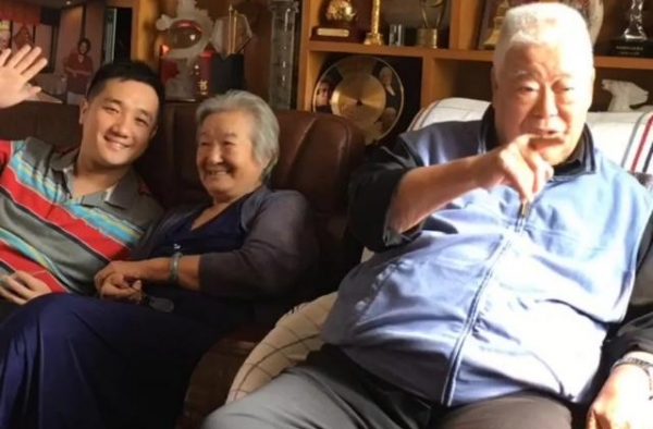 90岁于洋与妻子杨静露面，满头白发身材发福，老艺术家气质未变