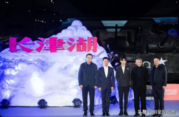 吴京蜡像站姿爆笑全网！9年前的金发侧颜绝了！被段奕宏叫骚货