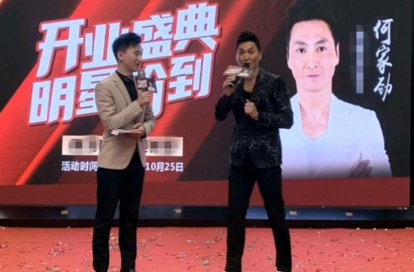 61岁＂展昭＂简陋环境商演，被女粉丝强求合影，隐退后身价过亿