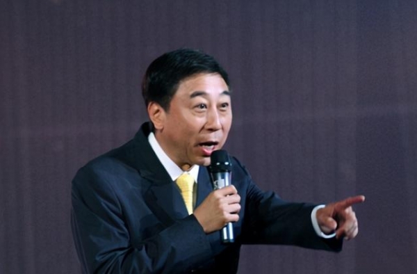 冯巩近照曝光，老婆依旧风韵犹存，35岁儿子没有继承母亲基因