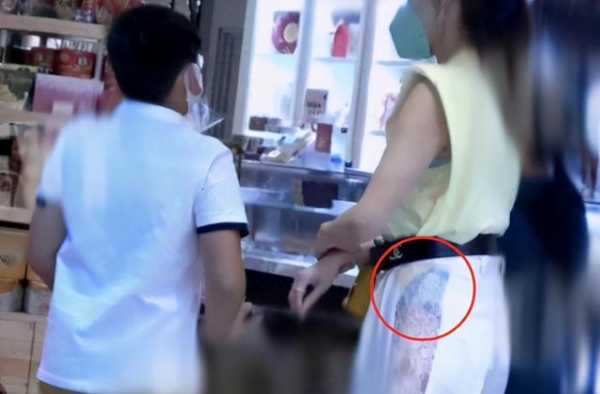 李嘉欣带儿子逛街，大胆着装再惹争议，母子之间不该避嫌吗？