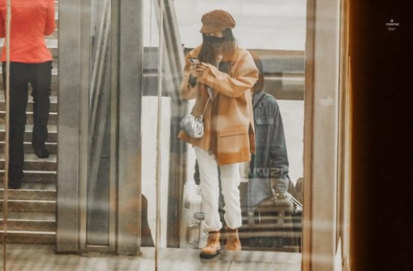 杨幂的穿搭才是真时髦，黄色西装搭配白色长裤，“报童帽”太加分
