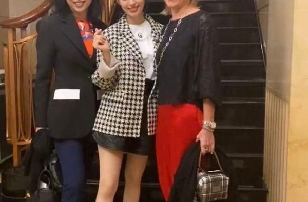 吉娜怀孕现身挺大肚 小蛮腰不在四肢依然纤细