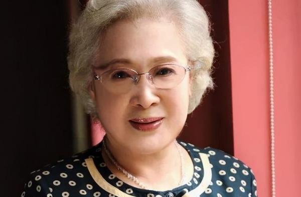 秦怡一生历经磨难婚姻生活受挫，98岁高龄仍美得发光，秘诀是啥