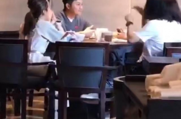 袁咏仪与友人用餐被拍，和丈夫久违同框，张智霖全程目光不离妻子
