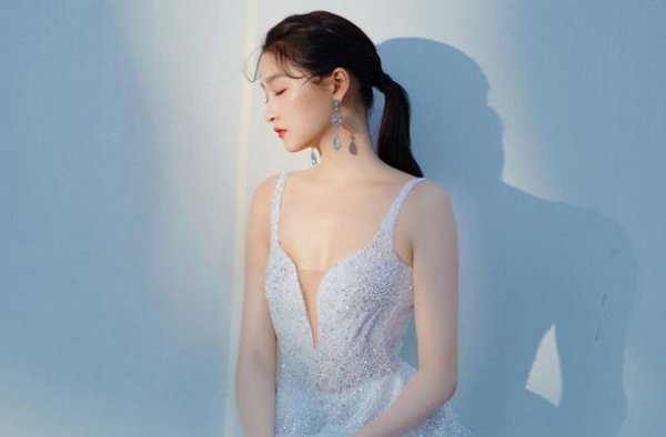 23岁关晓彤，成熟大胆身材有料，小姑娘长大了