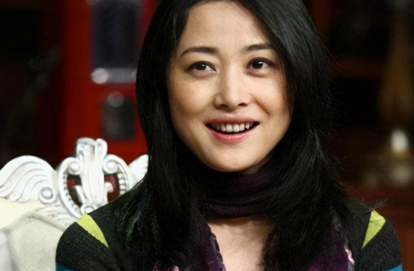 她是初代“冯女郎”，3婚带儿子再嫁前夫，两当张若昀继母