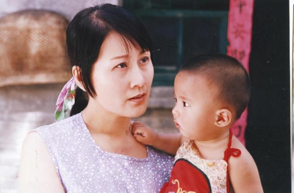 “国民婆婆”张凯丽，嫁地产大亨全家幸福，23岁女儿貌美如花