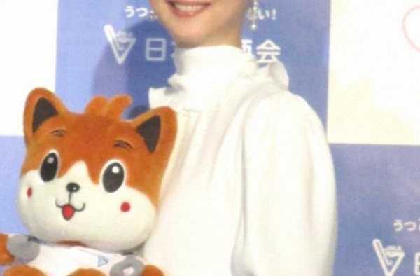 佐佐木希自丈夫丑闻后首现身 脸圆润穿白衣状态好