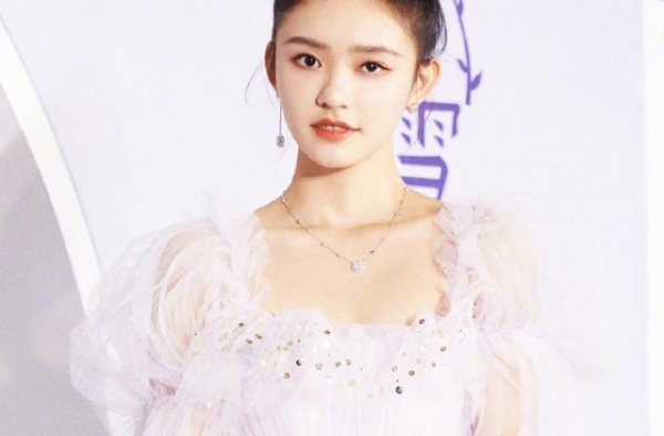 林允出席活动，无精修生图放大五倍看，这是“在逃公主”本人吧