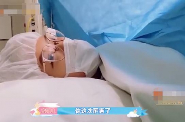 应采儿二胎生产过程曝光！眉头紧锁很害怕，陈小春牵手安慰好贴心