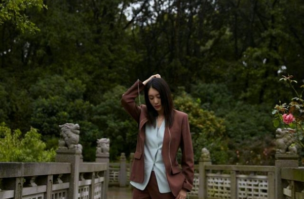 李小冉状态真好，穿驼色西装配直发造型时尚干练，哪像44岁？