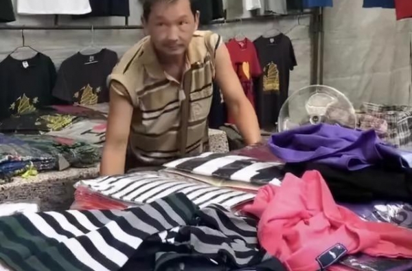 真演员！66岁老戏骨拍戏被误认摆摊：周润发同学，上海滩演马仔