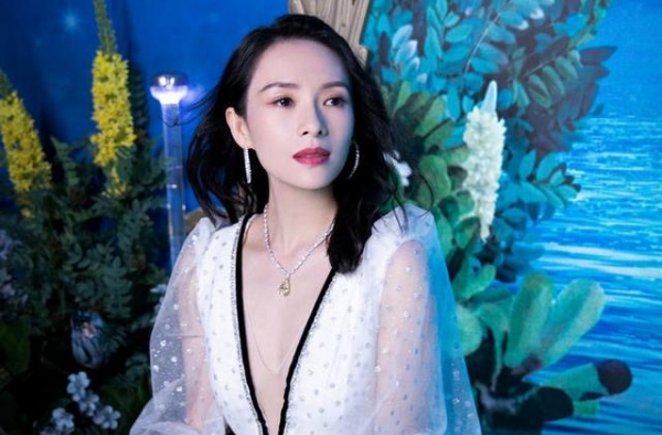 章子怡天鹅纱裙亮相 身材曲线尽显被赞仙气十足