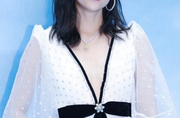 章子怡产后身材恢复到极佳，一袭白色连衣裙亮相魅力万千