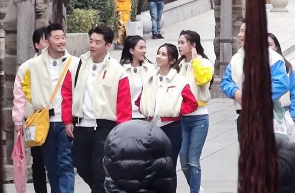 李晨晒跑男录制合照，五个女嘉宾好养眼，却没有郭麒麟的脚惹眼