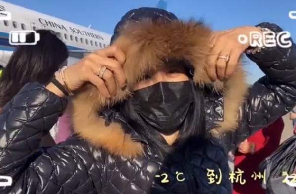 50岁钟丽缇晒日常，穿全钻裙身材火辣，多地连轴转无暇拼4胎？