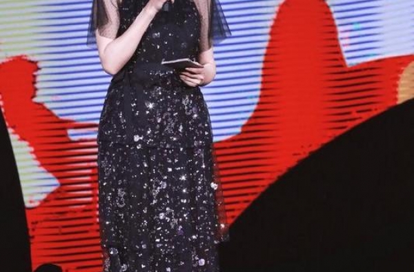 51岁周涛不显老，卫衣牛仔裤走机场，未施粉黛嫩成18岁少女样