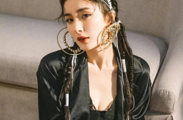 杨幂陈伟霆现身活动，离开十级美颜滤镜，看到颜值我没有眼花吧