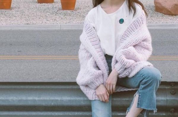 倪妮又来机场带货，穿牛仔“面包服”个性时髦，这打扮女星中少见