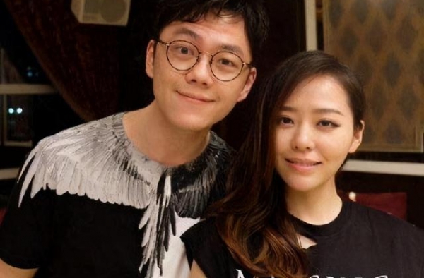 张靓颖越爱越高调！绯闻男友亲自接机，穿情侣装一前一后不避讳