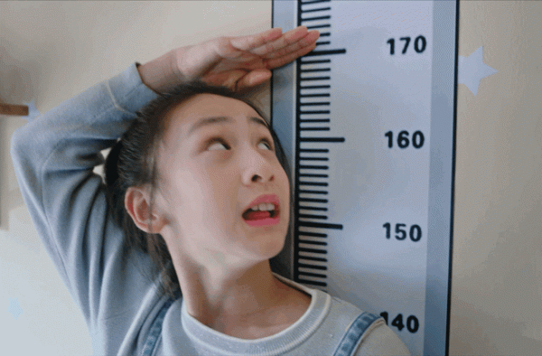 有种“野蛮发育”叫张亮儿子，身高吓人也就算了，颜值更是逆天