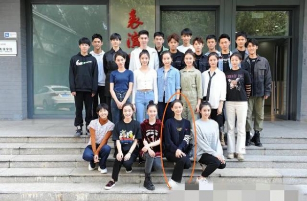 北电表演实验班大合照，第一名夏梦有辨识度，张子枫站边角不显眼