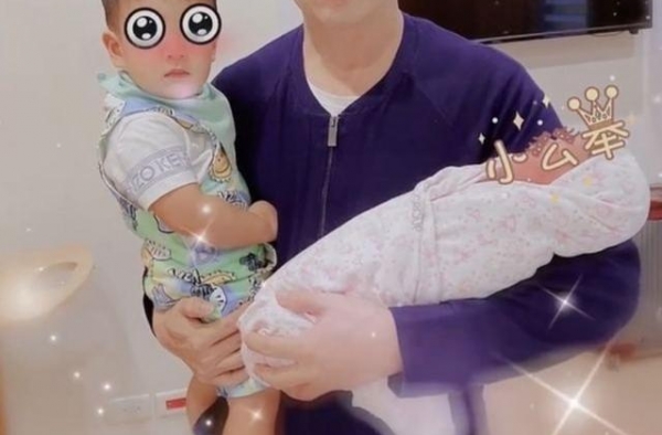 安以轩坐月子浓妆出镜，用腰带修饰“蚂蚁腰”，产后身材恢复迅速