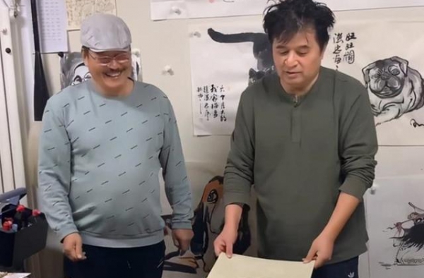 61岁毕福剑近照大变样，头发凌乱邋遢似鸡窝，不修边幅形象油腻