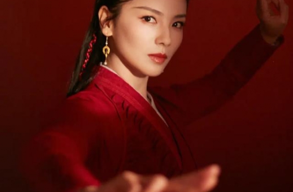 焦俊艳与爸爸同台参加盛典，酷帅亮相舞台表演，最潮父女大片来袭
