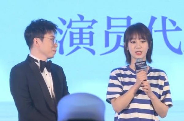 杨紫亮相新戏开机仪式，短发海魂衫造型清新，将与井柏然演情侣