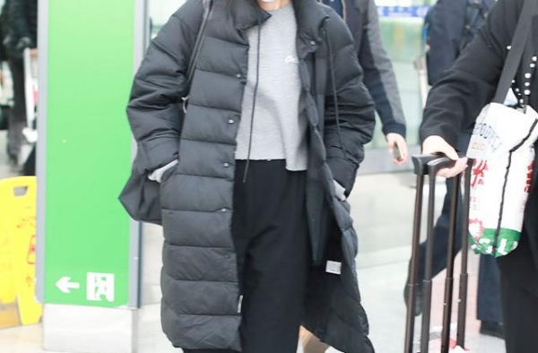 杨子姗素颜戴渔夫帽武装严实 着黑色羽绒服背帆布包低调不失气场